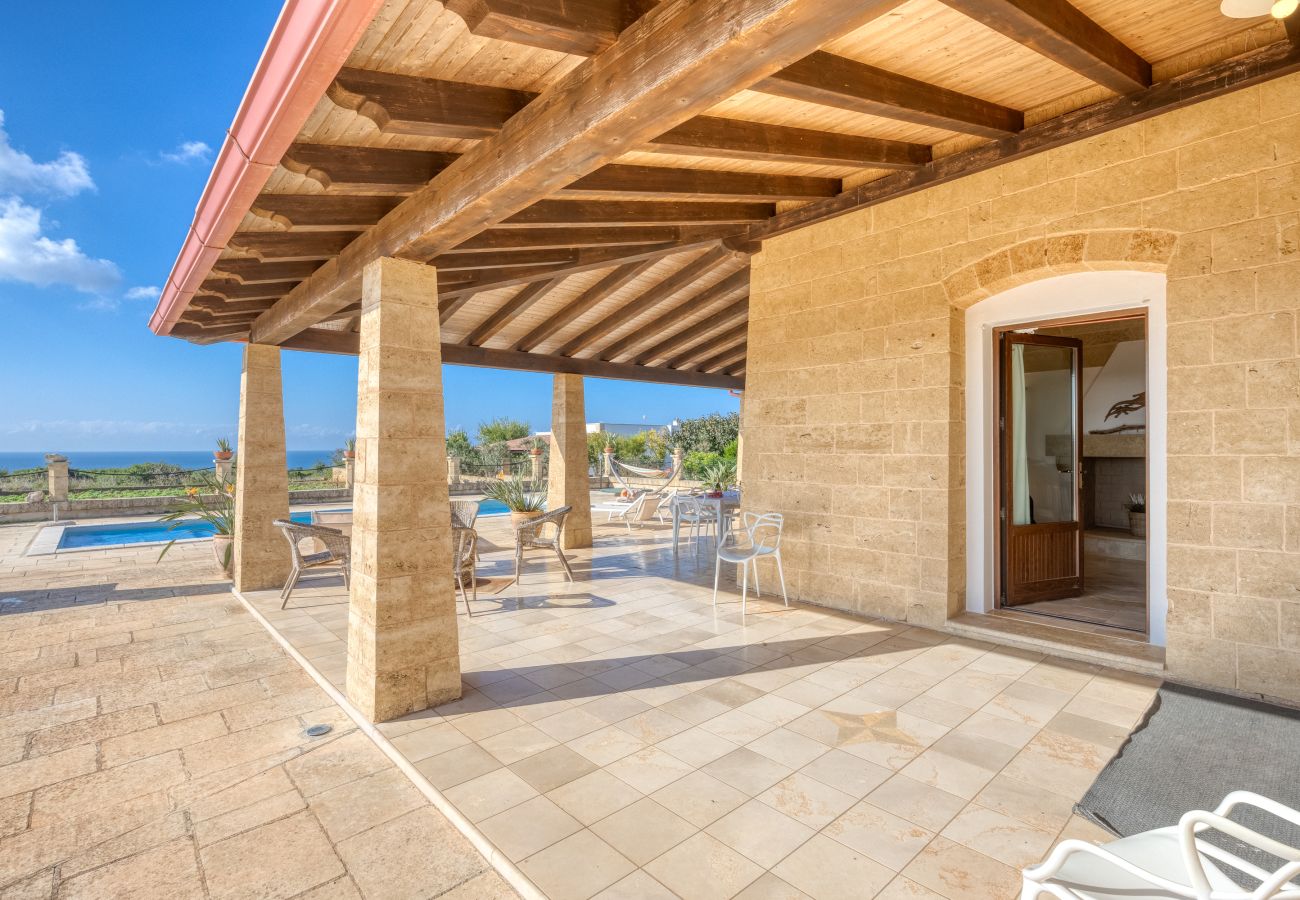 Villa a Torre Pali - Villetta con piscina a 2km dalle spiagge