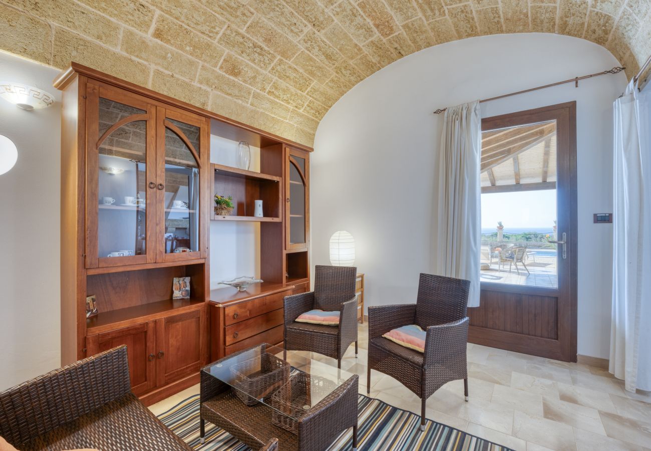 Villa a Torre Pali - Villetta con piscina a 2km dalle spiagge