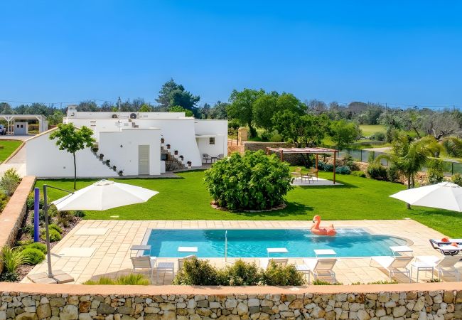 Villa a Ugento - Stupenda villa di campagna con ampia piscina e giardino