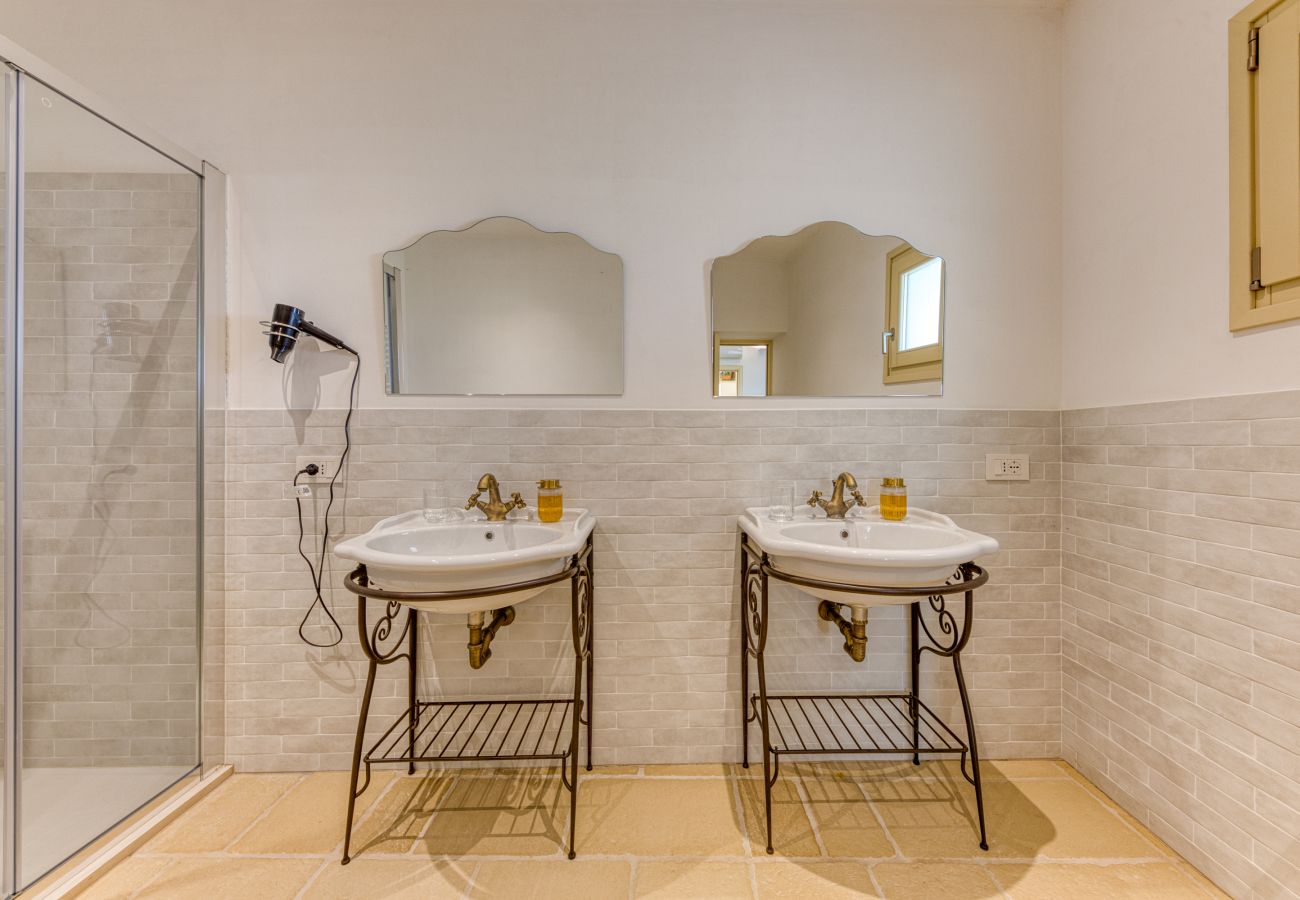 Villa a Ugento - Stupenda villa di campagna con ampia piscina e giardino