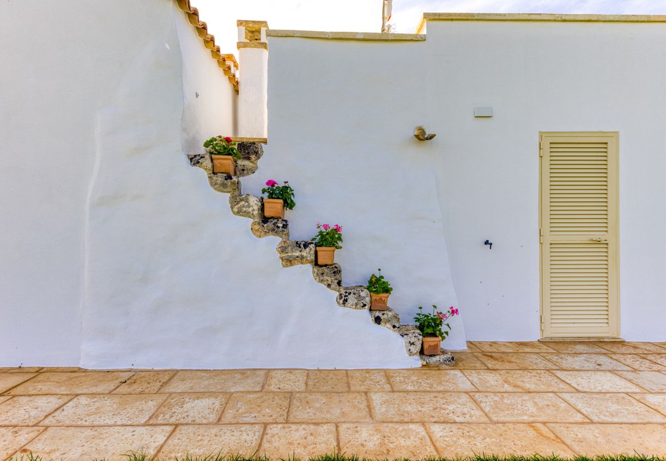 Villa a Ugento - Stupenda villa di campagna con ampia piscina e giardino