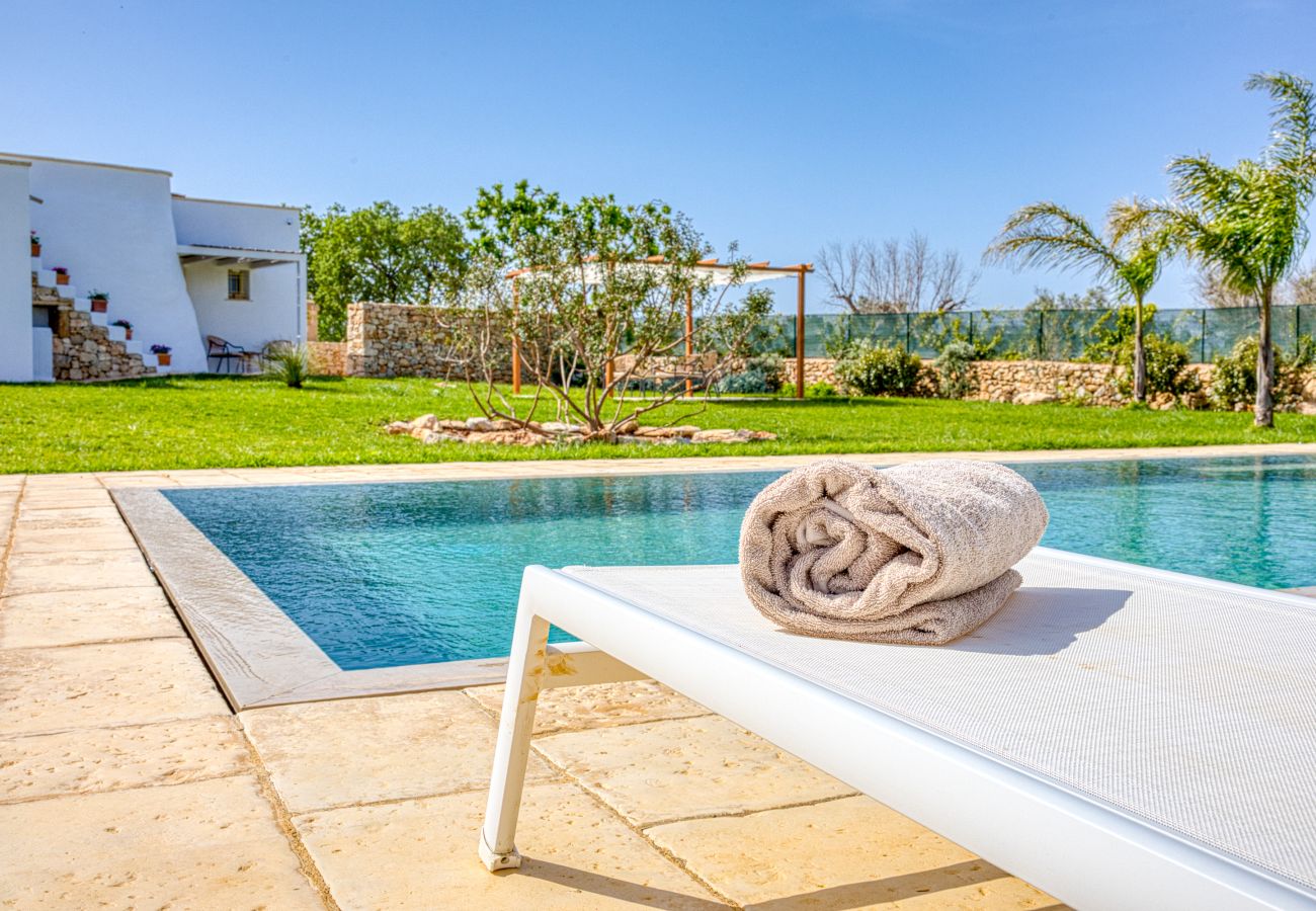 Villa a Ugento - Stupenda villa di campagna con ampia piscina e giardino