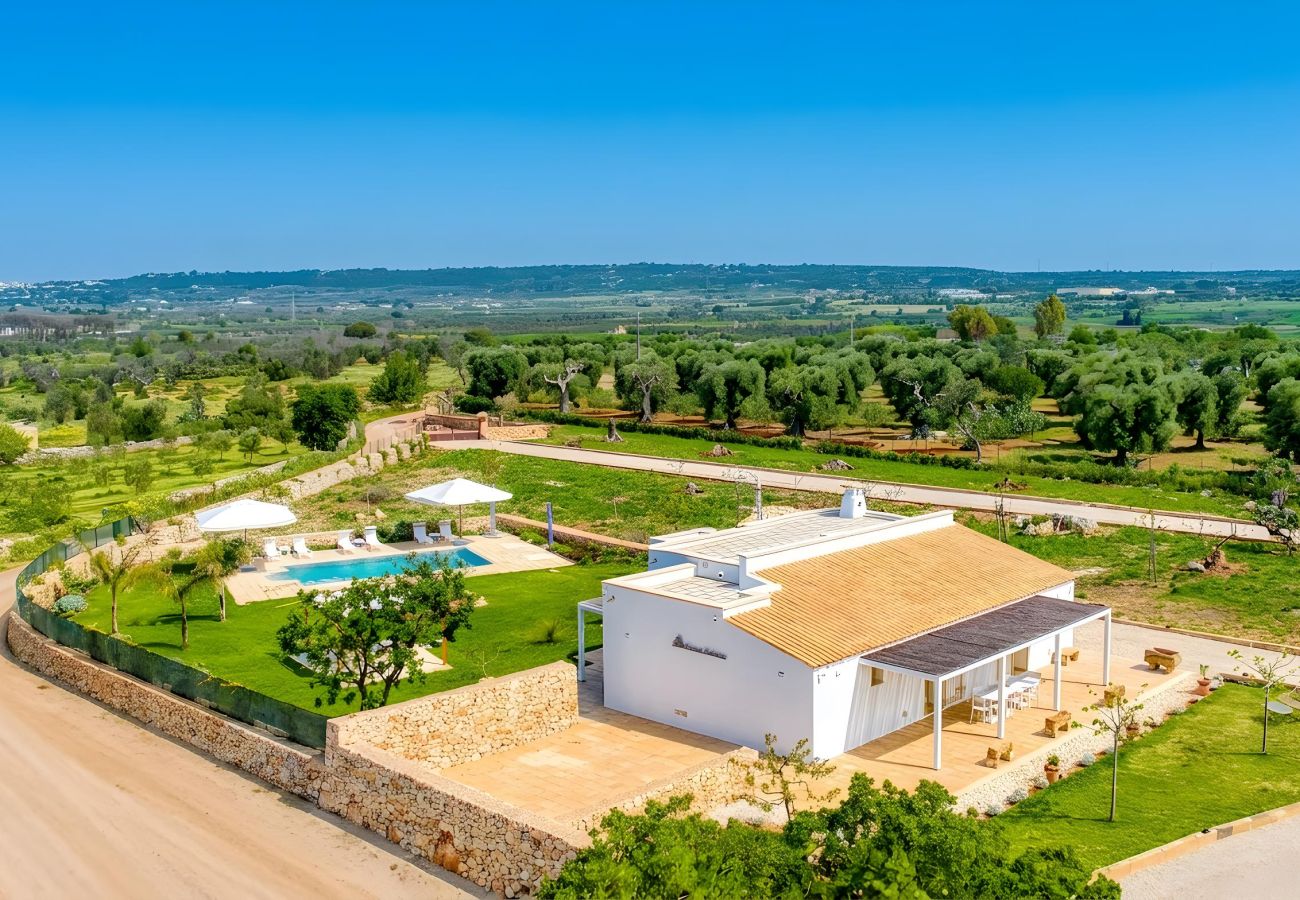 Villa a Ugento - Stupenda villa di campagna con ampia piscina e giardino