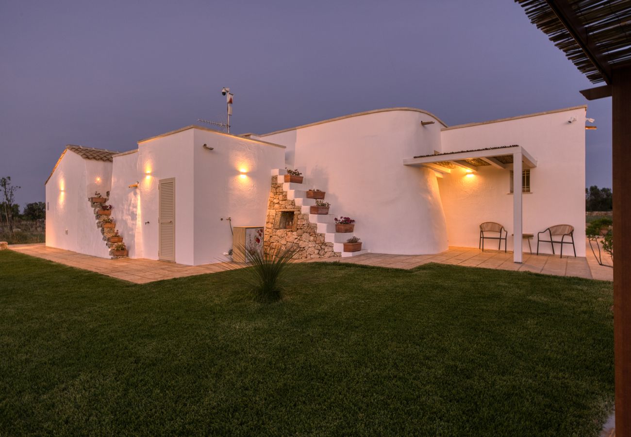 Villa a Ugento - Stupenda villa di campagna con ampia piscina e giardino
