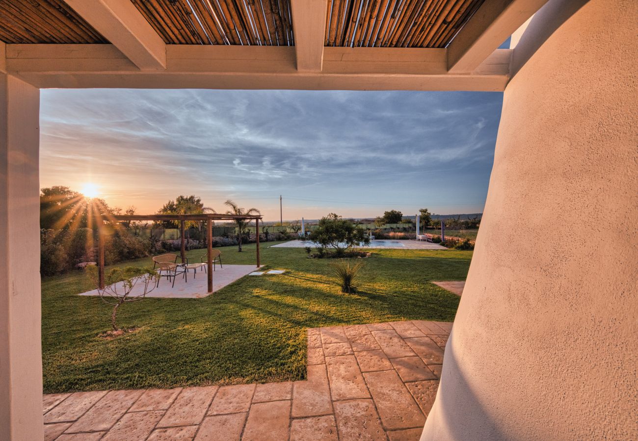Villa a Ugento - Stupenda villa di campagna con ampia piscina e giardino