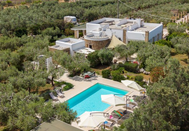 Villa a Torre San Giovanni - Stupenda villa zona spiagge con piscina e giardino