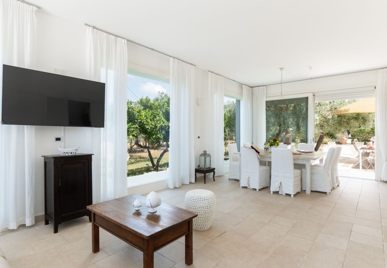 Villa a Torre San Giovanni - Stupenda villa zona spiagge con piscina e giardino