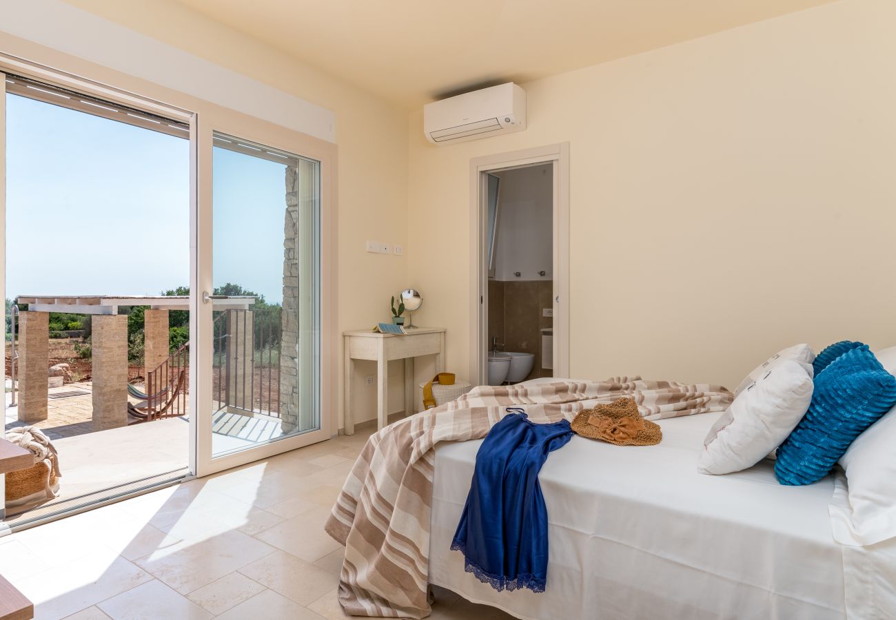 Villa a Torre Pali - Moderna villa di design con piscina e vista mare