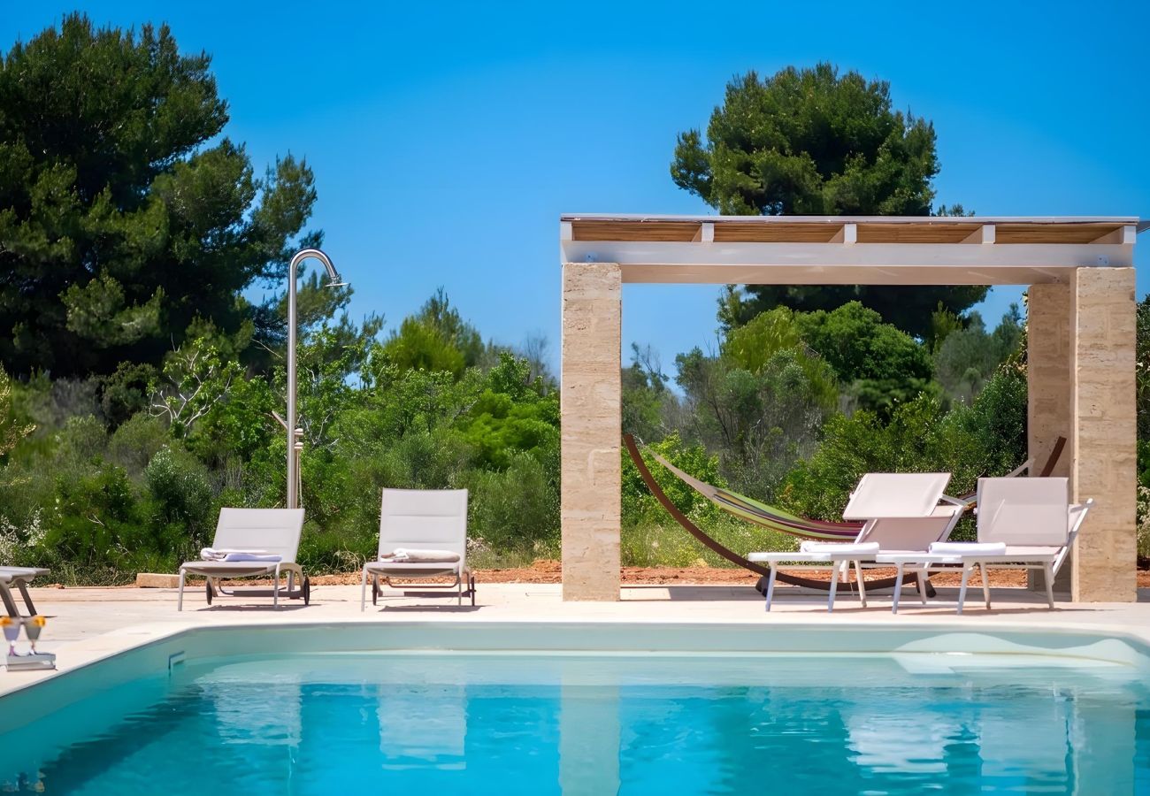Villa a Torre Pali - Moderna villa di design con piscina e vista mare