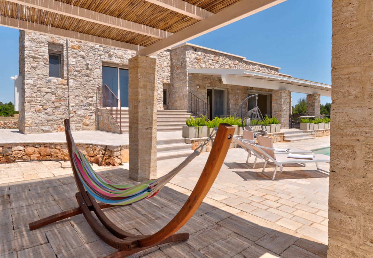 Villa a Torre Pali - Moderna villa di design con piscina e vista mare