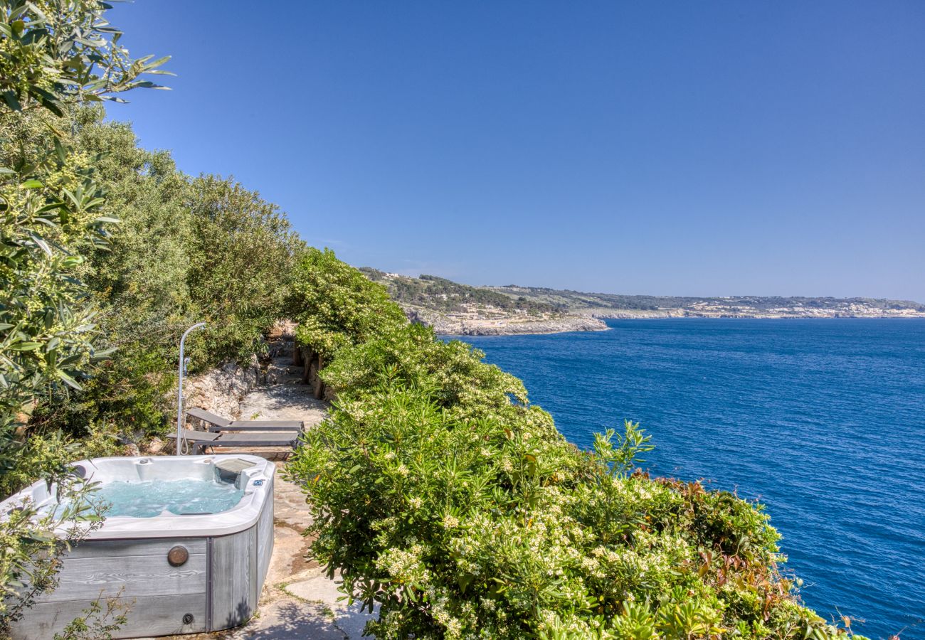 Villa a Castro - Villa mozzafiato con jacuzzi, accesso mare privato (casa B)